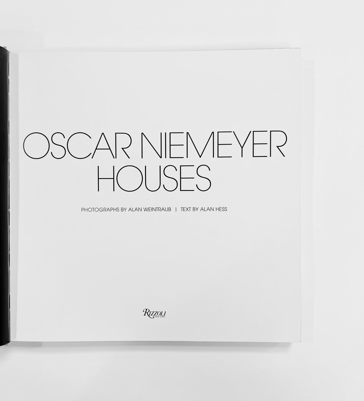 HESS, Alan. Oscar Niemeyer Houses.