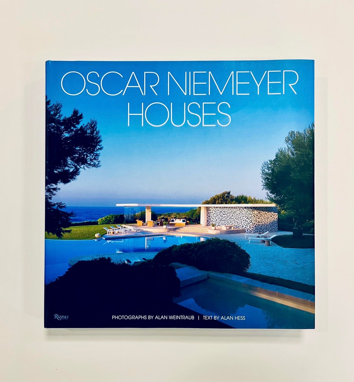HESS, Alan. Oscar Niemeyer Houses.
